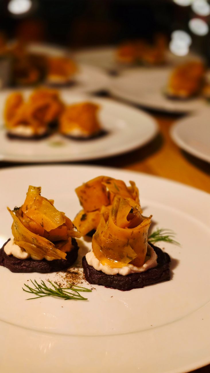 Rote-Beete-Blini mit Karotten-Lax