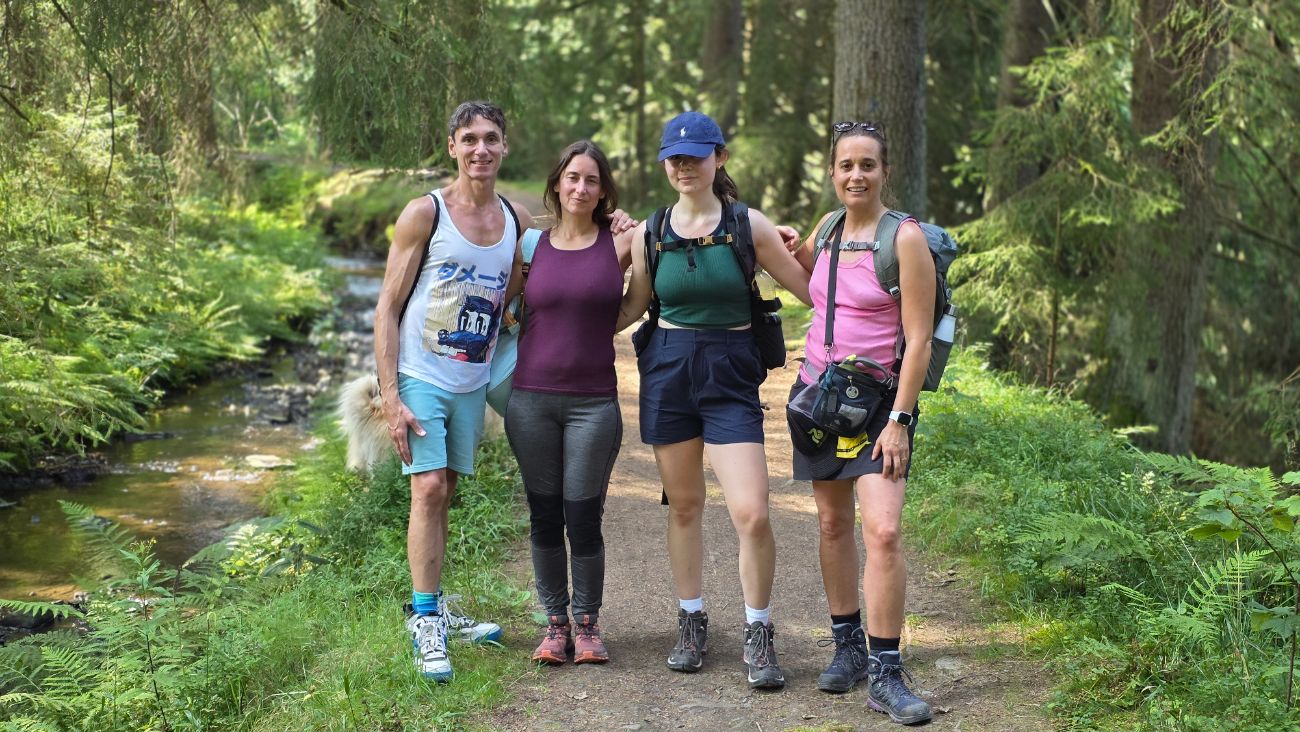 Gruppe auf der geführten Wanderung am Waldsee