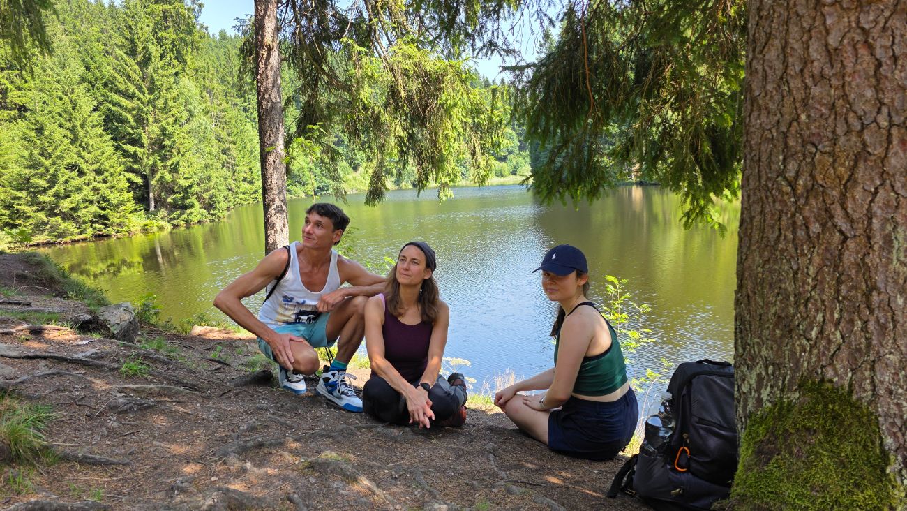 Rast am See während der Wanderung