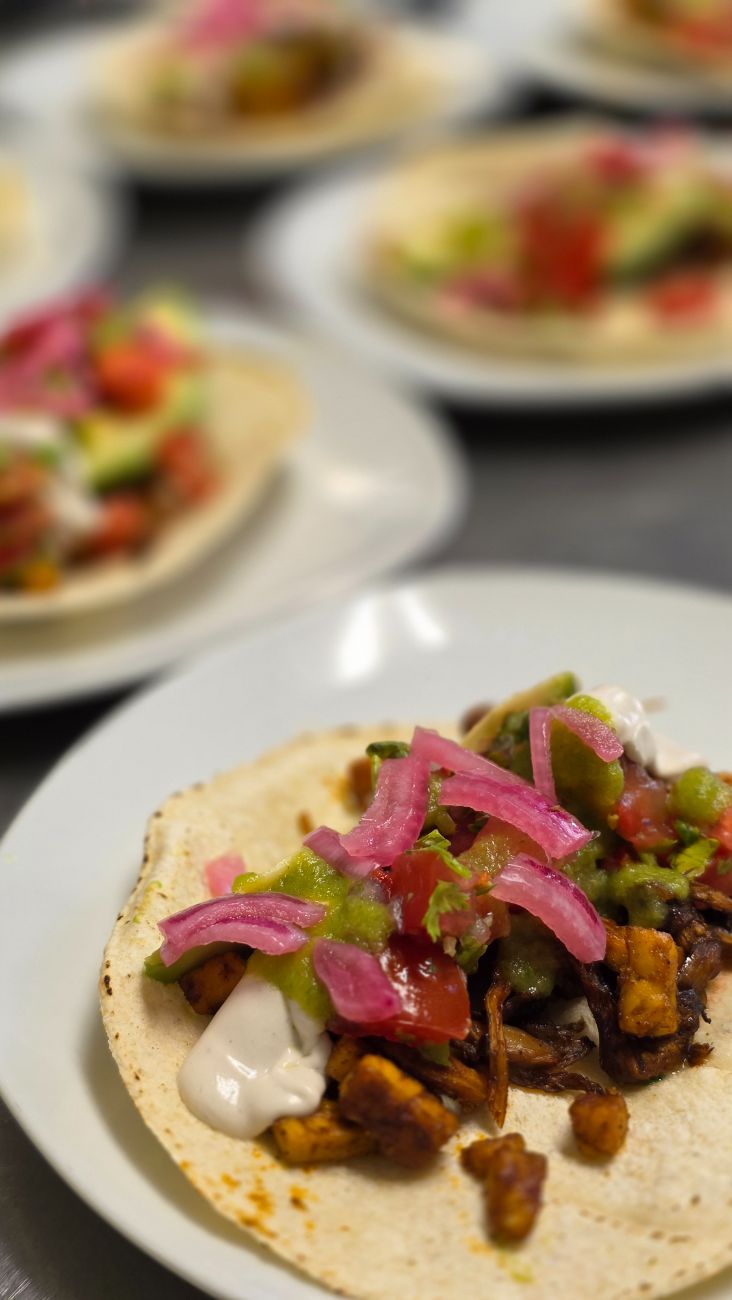 Vegane Tacos mit eingelegten Zwiebeln