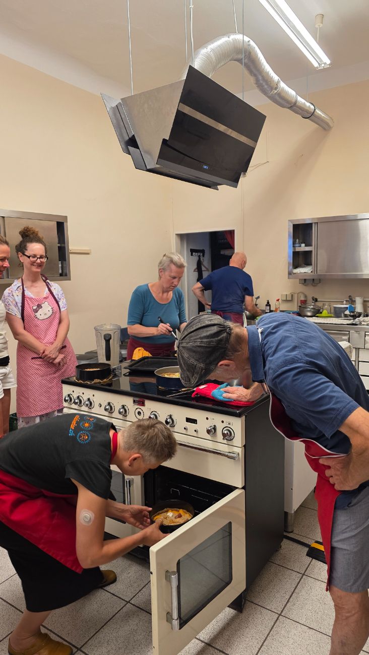 Teilnehmer:innen beim gemeinsamen Kochen