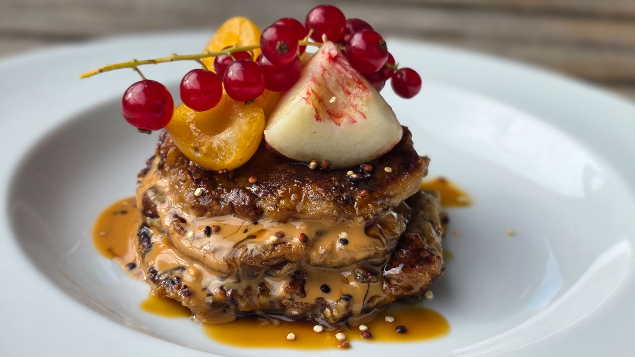 Gestapelte High-Nutrition-Pancakes mit Früchten