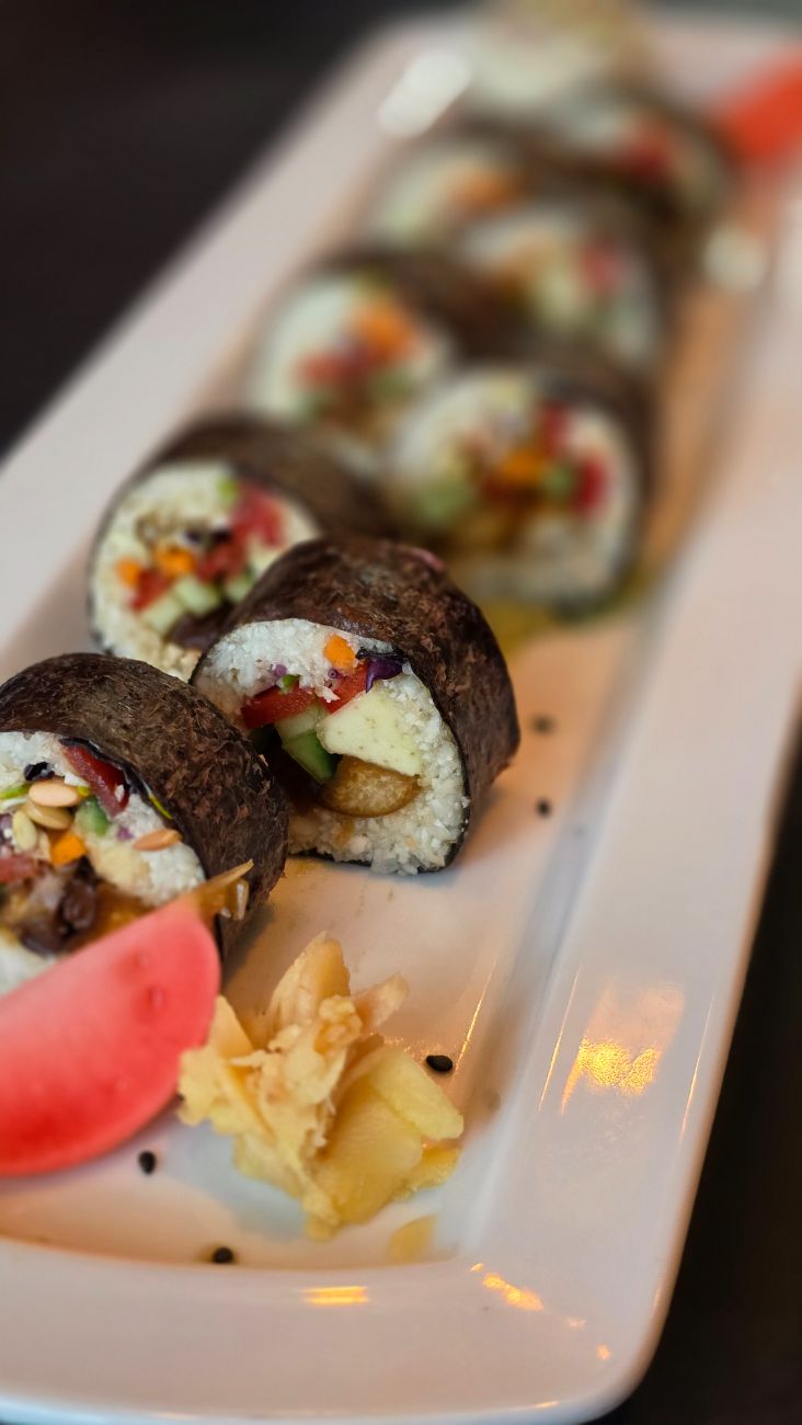 Rohkost-Sushi mit Blumenkohl-Reis