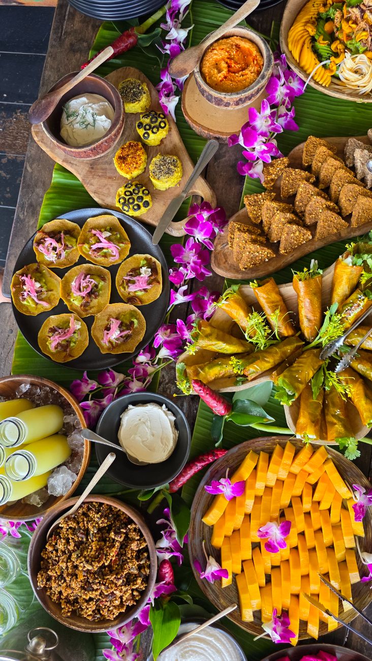 Üppiges veganes High-Nutrition-Brunch mit Orchideen