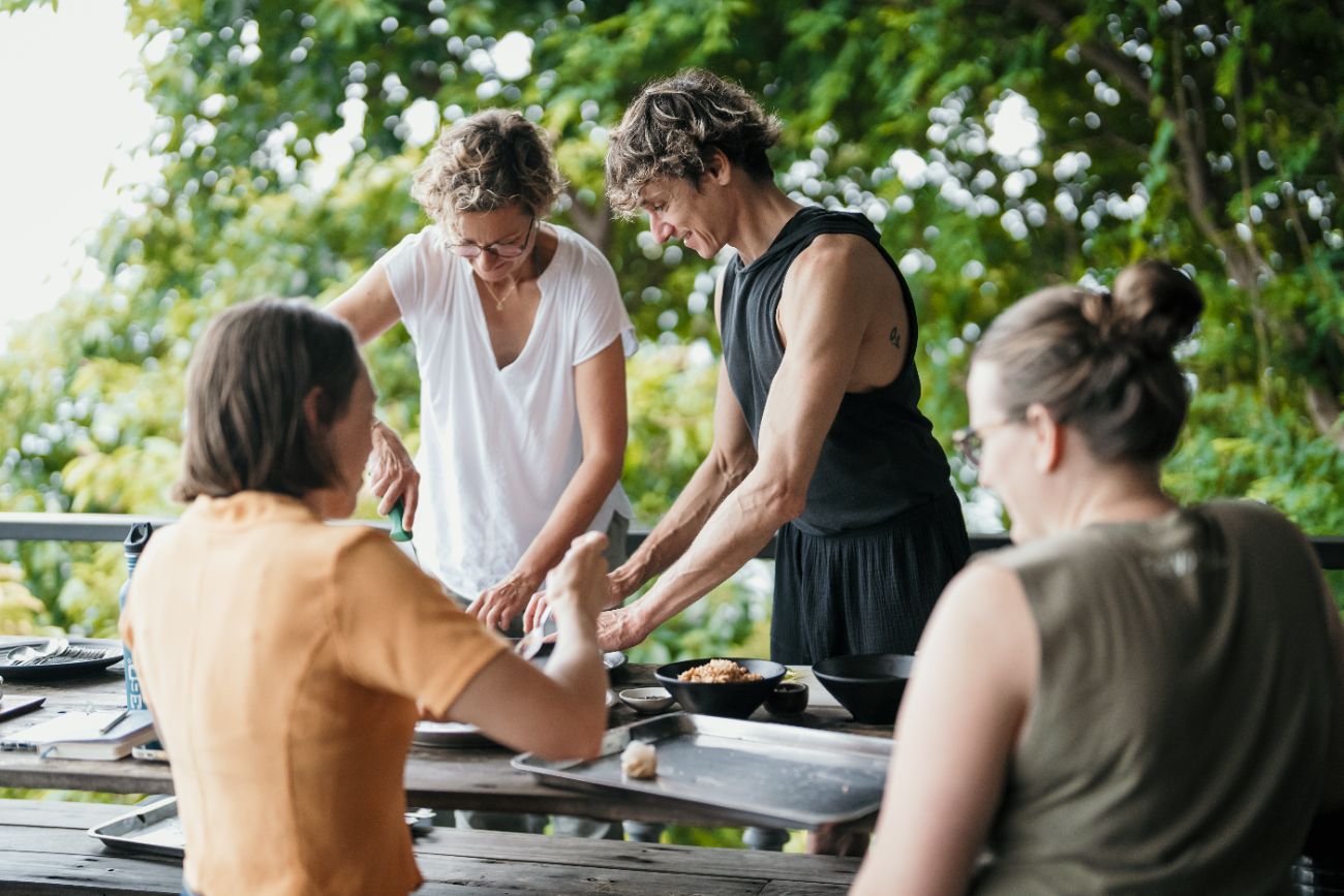 Gemeinsamer Kochkurs auf der Terrasse