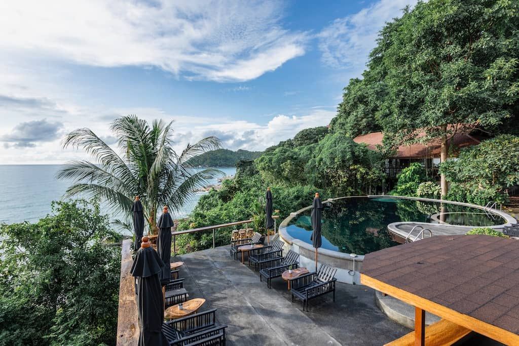 Infinity-Pool mit Meerblick bei Vikasa